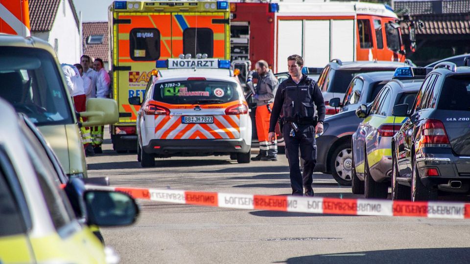 Nachrichten Deutschland Holzgerlingen Einsatzkräfte von Polizei, Rettungsdiensten und Feuerwehr stehen in einem Wohngebiet in einer von der Polizei abgesperrten Zone