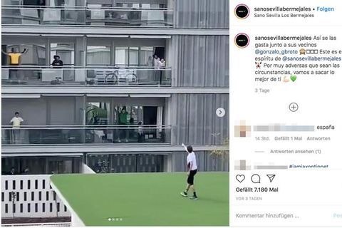 Ein Fitnesstrainer steht auf einem Hausdach und animiert seine Nachbarn zum Sport