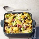 Nudelauflauf mit Champignons und Schinken  Der deftige Nudelauflauf mit Schinken, Pilzen und Lauch beweist, dass unter knusprigem Käse alles Gute zusammen kommt. Hier geht's zum Rezept.