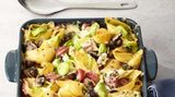 Nudelauflauf mit Champignons und Schinken  Der deftige Nudelauflauf mit Schinken, Pilzen und Lauch beweist, dass unter knusprigem Käse alles Gute zusammen kommt. Hier geht's zum Rezept.