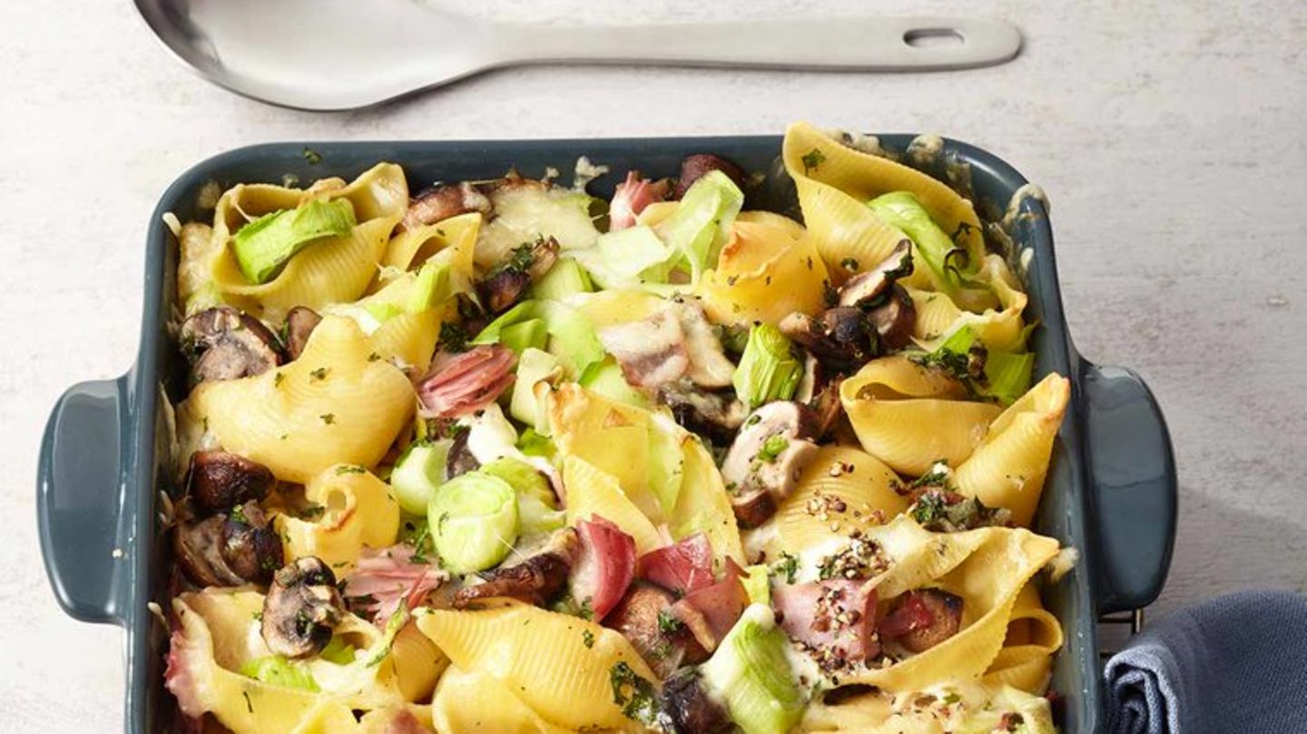 Nudelauflauf mit Champignons und Schinken  Der deftige Nudelauflauf mit Schinken, Pilzen und Lauch beweist, dass unter knusprigem Käse alles Gute zusammen kommt. Hier geht's zum Rezept.