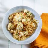 Blumenkohl-Pasta aglio olio  Nicht lang schnippeln, mit Pinienkernbiss und Chilischärfe fix und gut. Hier geht's zum Rezept.