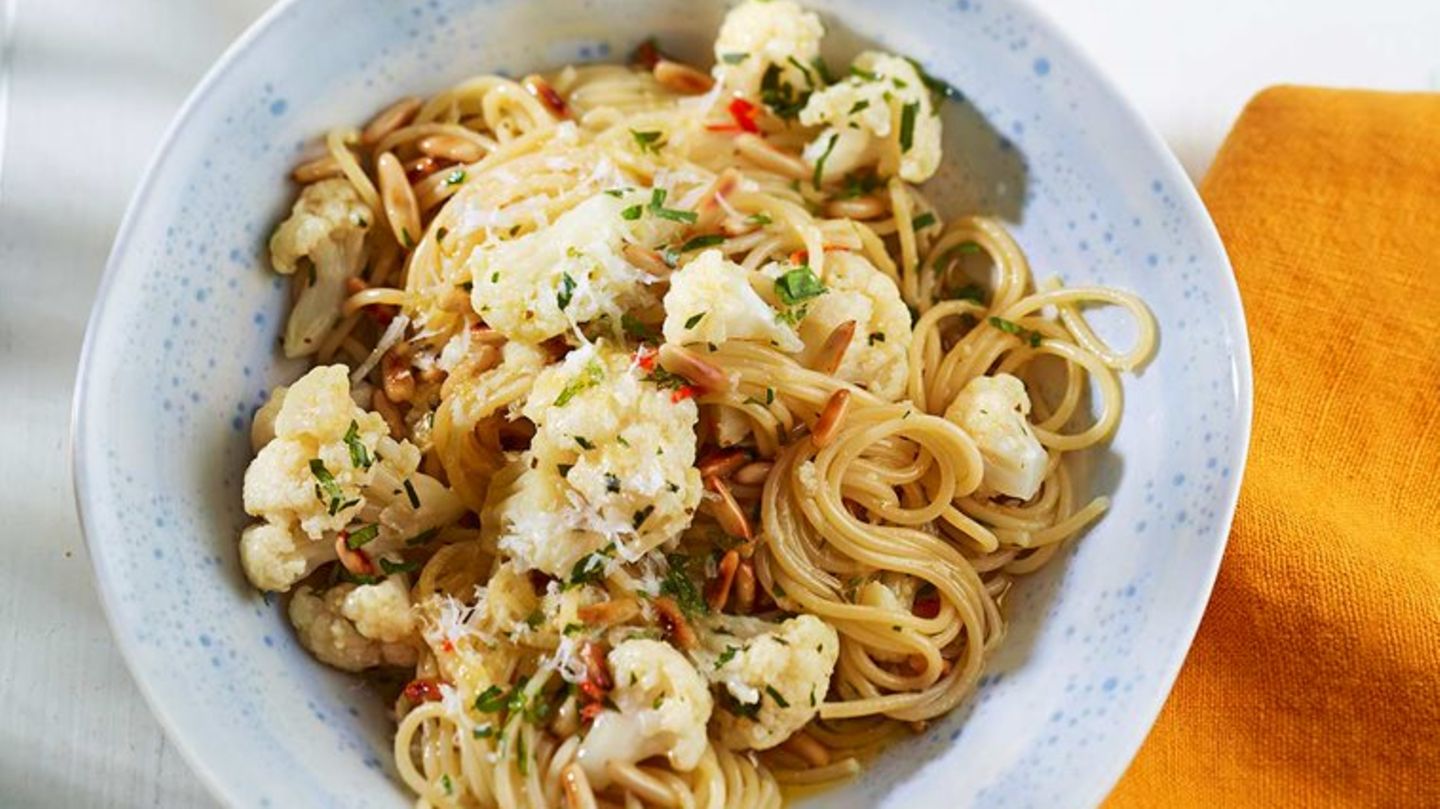 Aktion #stayathomeandcook: Blumenkohl-Pasta aglio olio Nicht lang schnippeln, mit Pinienkernbiss und Chilischärfe fix und gut. Hier geht's zum Rezept. Blumenkohl-Pasta aglio olio Nicht lang schnippeln, mit Pinienkernbiss und Chilischärfe fix und gut. Hier geht's zum Rezept.