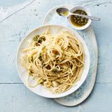 Parmesan-Pasta mit Kapern-Chili-Öl  Mit diesem Rezept können Sie in nur 25 Minuten eine köstliche Pasta mit Chili und Kapern zaubern. Hier geht's zum Rezept.