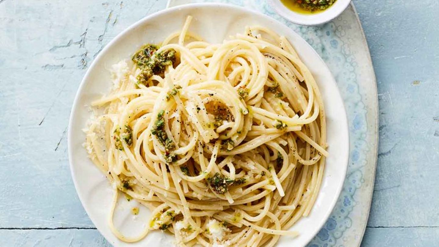 Aktion #stayathomeandcook: Parmesan-Pasta mit Kapern-Chili-Öl Mit diesem Rezept können Sie in nur 25 Minuten eine köstliche Pasta mit Chili und Kapern zaubern. Hier geht's zum Rezept. Parmesan-Pasta mit Kapern-Chili-Öl Mit diesem Rezept können Sie in nur 25 Minuten eine köstliche Pasta mit Chili und Kapern zaubern. Hier geht's zum Rezept.