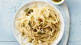Parmesan-Pasta mit Kapern-Chili-Öl  Mit diesem Rezept können Sie in nur 25 Minuten eine köstliche Pasta mit Chili und Kapern zaubern. Hier geht's zum Rezept.