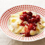 Süße Vanille-Nudeln mit Kirschkompott  Die süßen Nudeln schmecken nicht nur verdammt lecker, sondern sind auch schnell fertig. Und funktioniert super mit Pasta-Resten. Hier geht's zum Rezept.