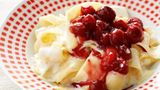 Süße Vanille-Nudeln mit Kirschkompott  Die süßen Nudeln schmecken nicht nur verdammt lecker, sondern sind auch schnell fertig. Und funktioniert super mit Pasta-Resten. Hier geht's zum Rezept.