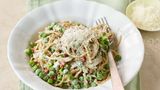 Schlanke Carbonara  Pasta-Partyrenner mit mehr Milch als Sahne und krossem Schinken - schmeckt auch zu zweit Zuhause. Hier geht's zum Rezept.