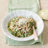 Schlanke Carbonara  Pasta-Partyrenner mit mehr Milch als Sahne und krossem Schinken - schmeckt auch zu zweit Zuhause. Hier geht's zum Rezept.