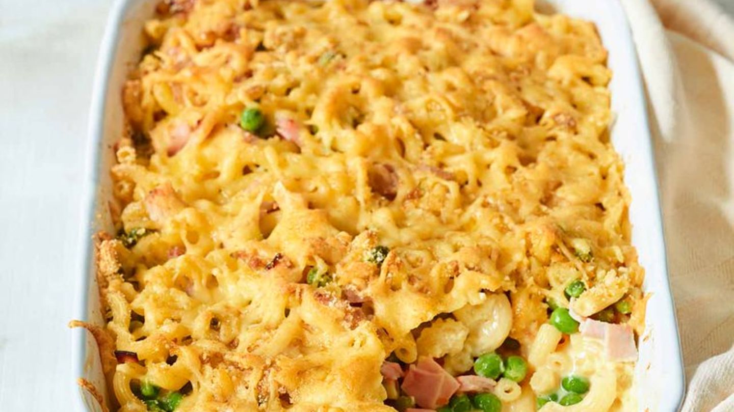 Aktion #stayathomeandcook: Schinken-Nudelauflauf Der Klassiker: Schinken, Erbsen und Nudeln brutzeln unter der Käsehaube zum Hochgenuss. Hier geht's zum Rezept. Schinken-Nudelauflauf Der Klassiker: Schinken, Erbsen und Nudeln brutzeln unter der Käsehaube zum Hochgenuss. Hier geht's zum Rezept.