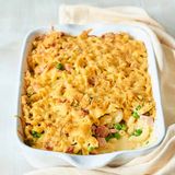 Schinken-Nudelauflauf  Der Klassiker: Schinken, Erbsen und Nudeln brutzeln unter der Käsehaube zum Hochgenuss. Hier geht's zum Rezept.