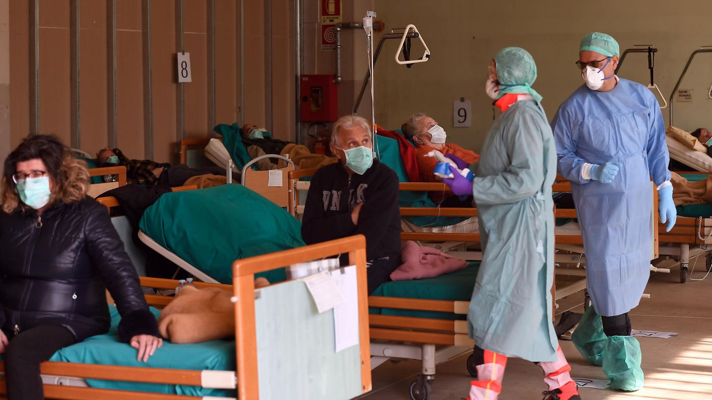 Corona-Patienten in einem Not-Lazarett des Krankenhauses im norditalienischen Brescia.