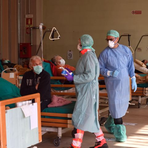 Corona-Patienten in einem Not-Lazarett des Krankenhauses im norditalienischen Brescia.