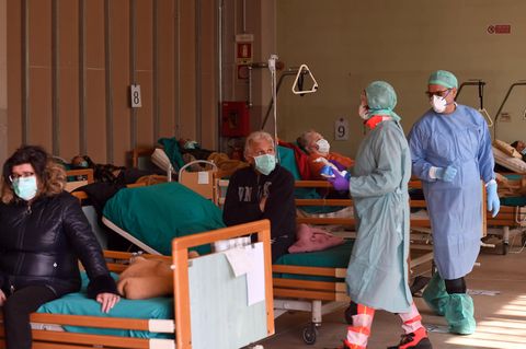 Corona-Patienten in einem Not-Lazarett des Krankenhauses im norditalienischen Brescia.