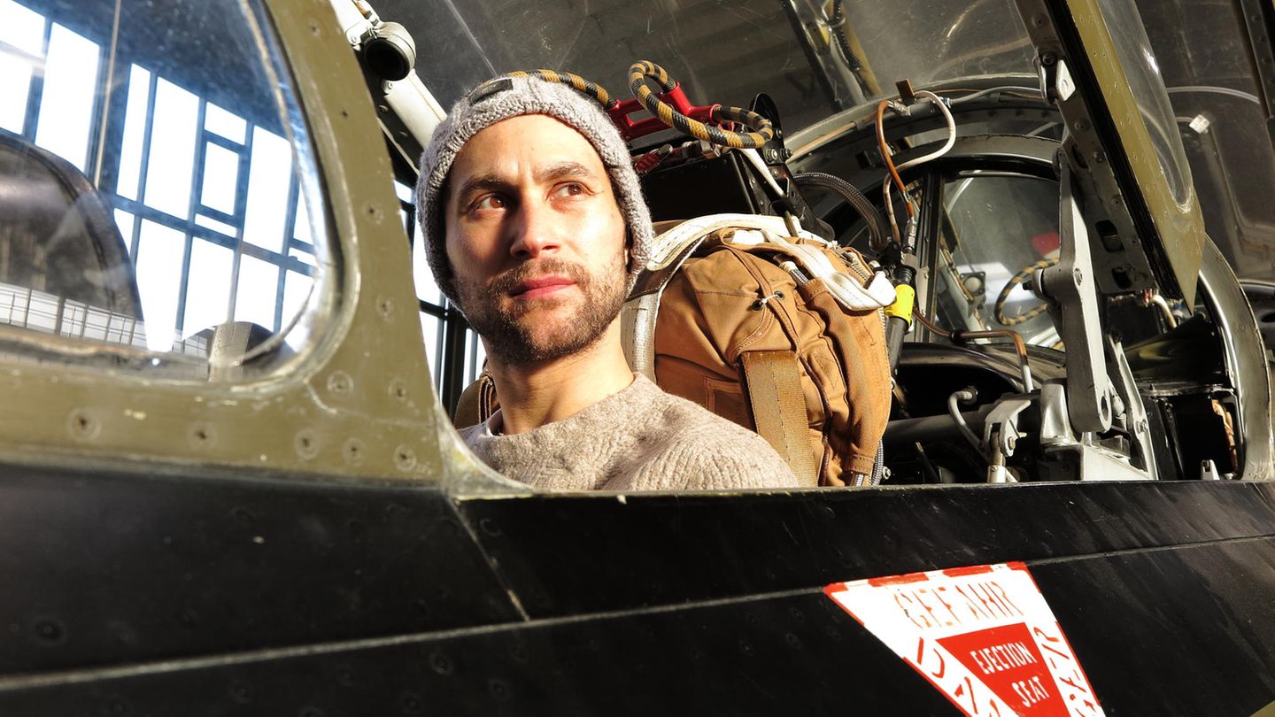 Ludwig Trepte im Cockpit einer Fiat G91 Gina. Der Berliner Schauspieler büffelt gerade für seine Privatpiloten-Lizenz. Solche Jets zu fliegen, wäre ein Traum für ihn.