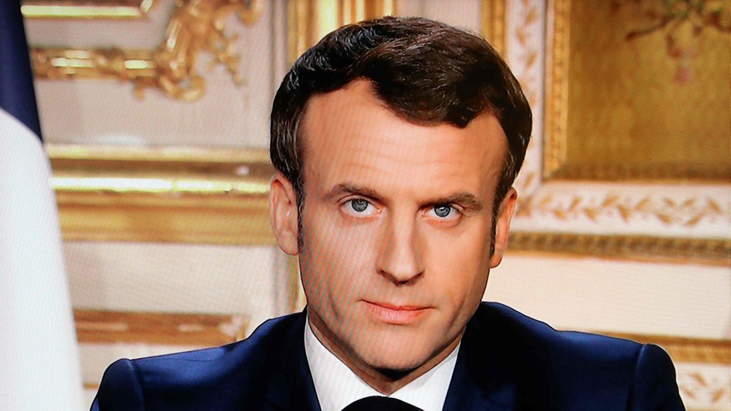 Auf zwei fast identischen Titelseiten französischer Zeitungen fordert Präsident Emmanuel Macron auf, Zuhause zu bleiben
