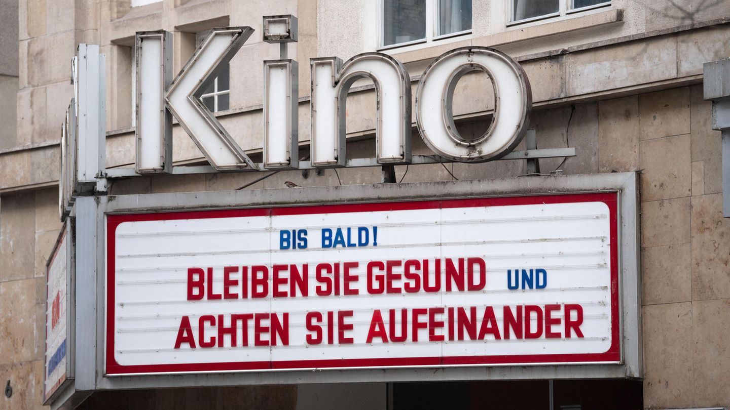An einem geschlossen Kino steht "Bis Bald! Bleiben sie gesund und achten Sie aufeinander"