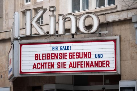 An einem geschlossen Kino steht "Bis Bald! Bleiben sie gesund und achten Sie aufeinander"