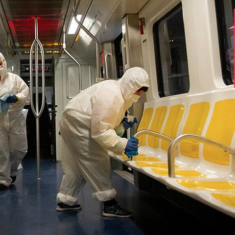 Eine U-Bahn in Palma de Mallorca wird gereinigt