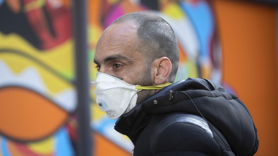 Tel Aviv, Israel: Ein Mann trägt eine Atemschutzmaske um sich vor dem Coronavirus zu schützen