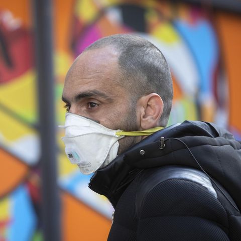 Tel Aviv, Israel: Ein Mann trägt eine Atemschutzmaske um sich vor dem Coronavirus zu schützen