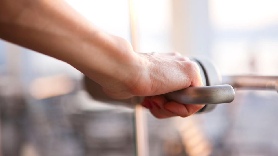 Schmierinfektion: Handschuhe sind in der Coronakrise nicht zwingend für alle Menschen nötig, regelmäßiges Händewaschen und Abstandhalten sind in der Regel ausreichend. Handschuhe sind in der Coronakrise nicht zwingend für alle Menschen nötig, regelmäßiges Händewaschen und Abstandhalten sind in der Regel ausreichend.