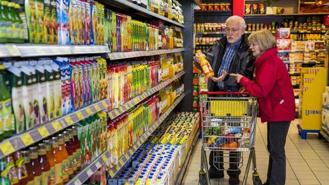Zwei Senioren kaufen in einem Supermarkt ein
