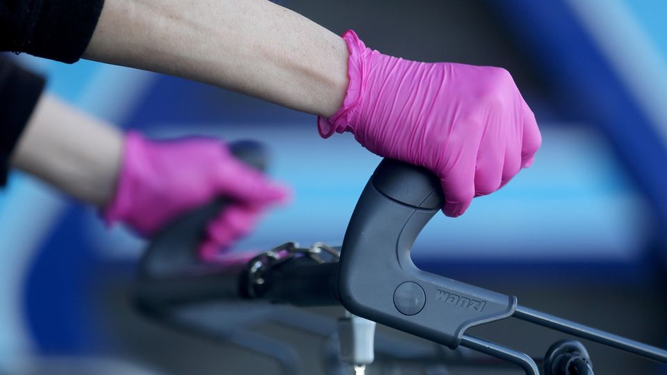 Einkaufsregeln zum Schutz vor dem Coronavirus Einkauf mit Handschuhen zum Schutz vor Corona
