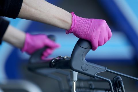Einkauf mit Handschuhen zum Schutz vor Corona