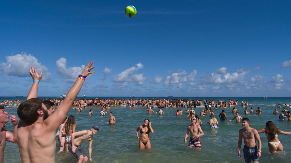 Amerikas Jugend kennt in ihrer Corona-Ignoranz keine Grenzen mehr USA: Spring Break Party am Strand