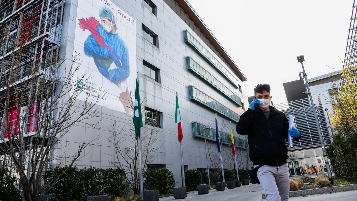 Gemälde des Künstlers Franco Rivolli an einer Außenmauer des Giovanni XXIII-Krankenhauses