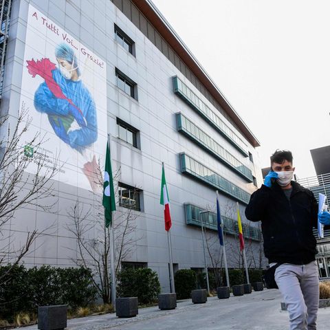 Gemälde des Künstlers Franco Rivolli an einer Außenmauer des Giovanni XXIII-Krankenhauses