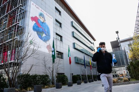 Gemälde des Künstlers Franco Rivolli an einer Außenmauer des Giovanni XXIII-Krankenhauses