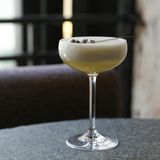 7. French Martini  Der Senkrechtstarter in den Top 10. Im vergangenen Jahr noch auf Platz 21, nun auf der sieben. Hat bis auf das empfohlene Glas mit einem klassischen Martini im Grunde nicht viel gemeinsam und ist in der Barszene auch als Flirtini bekannt. Warum, zeigt ein Blick auf die Zutaten: 60ml Vodka, 15ml Brombeerlikör und 45ml (am besten frisch gepressten) Ananassaft. Sehr süffig.