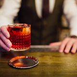 Ein Barkeeper hat einen Drink in der Hand