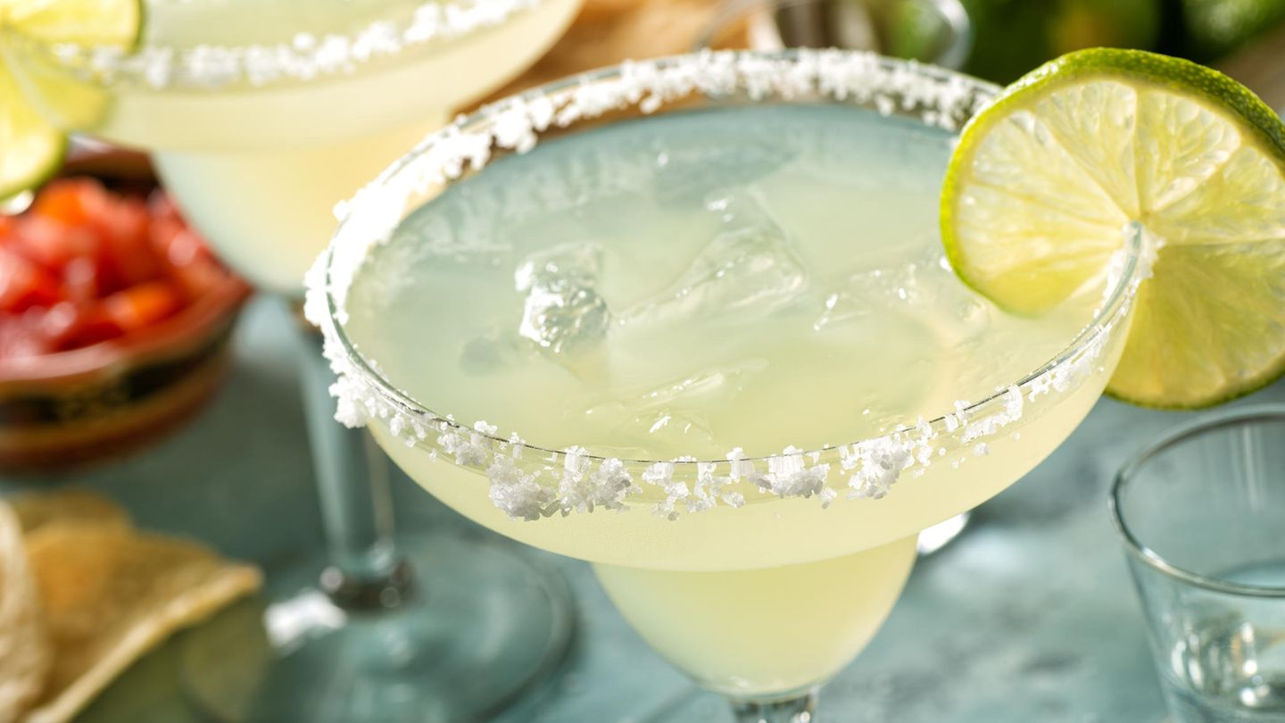 6. Margaritas und Tommy's Margarita  Die Margarita ist ein Klassiker der Barlandschaft und wird vom Tequila-Boom in den USA nach oben gespült. Im vergangenen Jahr reichte es noch für die Silbermedaille, 2020 muss sich die Margarita mit Platz 6 begnügen. Die Tommy's Variante auf das Wesentliche reduziert und besteht aus Patrón-Tequila, Agavensirup und frisch gepresstem Limettensaft, während die “klassische” Margarita zusätzlich noch mit Triple Sec (etwa Cointreau) angereichert wird.