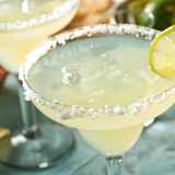 6. Margaritas und Tommy's Margarita  Die Margarita ist ein Klassiker der Barlandschaft und wird vom Tequila-Boom in den USA nach oben gespült. Im vergangenen Jahr reichte es noch für die Silbermedaille, 2020 muss sich die Margarita mit Platz 6 begnügen. Die Tommy's Variante auf das Wesentliche reduziert und besteht aus Patrón-Tequila, Agavensirup und frisch gepresstem Limettensaft, während die “klassische” Margarita zusätzlich noch mit Triple Sec (etwa Cointreau) angereichert wird.