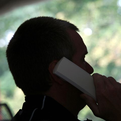 Ein Mitarbeiter eine Telefonseelsorge