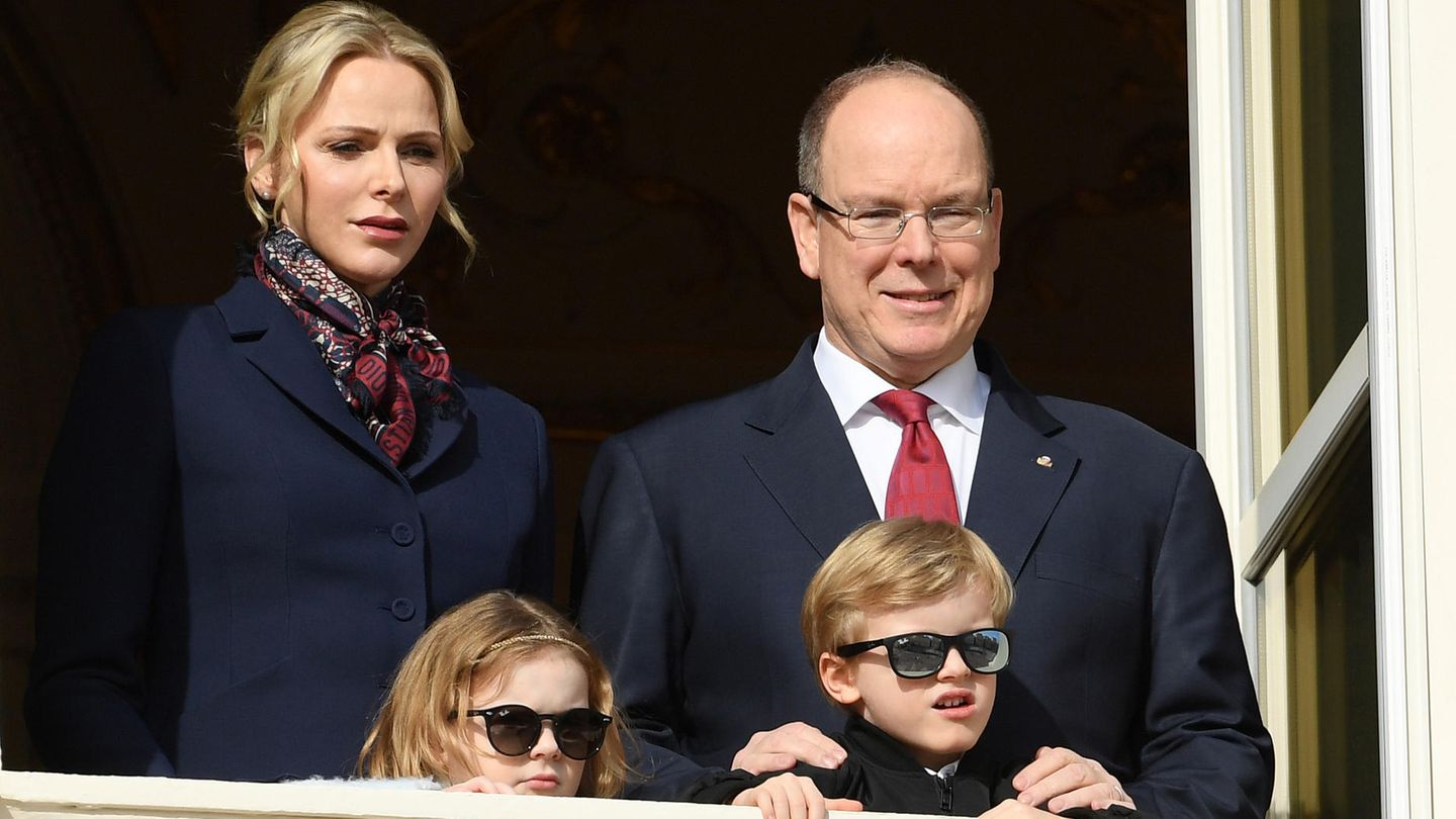 Fürst Albert II. von Monaco mit seiner Frau Charlène und den Kindern Gabriella und Jaques