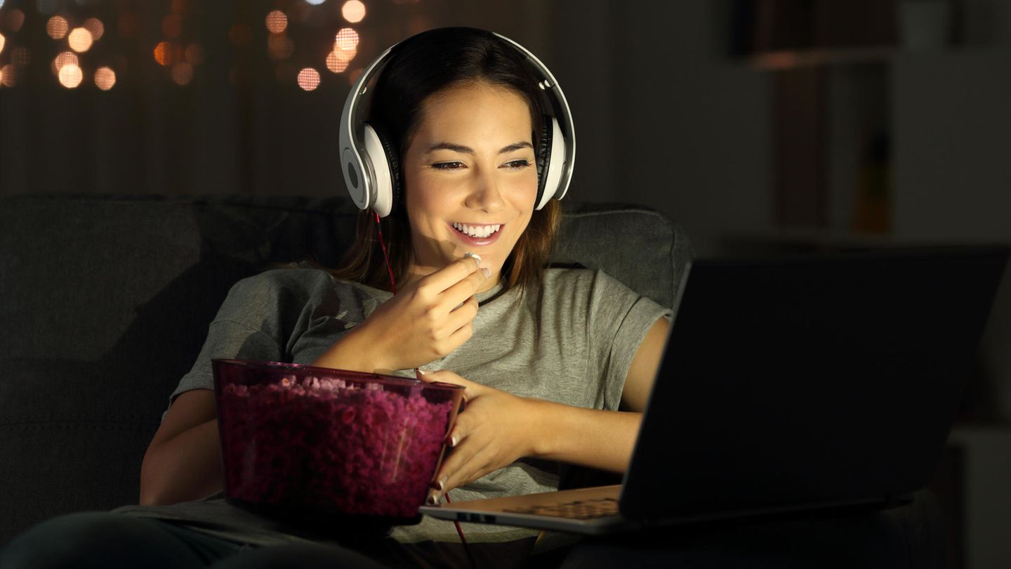 Eine Frau schaut sich eine Serie am Laptop an