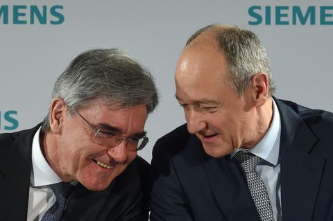 Joe Kaeser (l), Vorstandsvorsitzender von Siemens, und Roland Busch, Stellvertretender Vorstandsvorsitzender