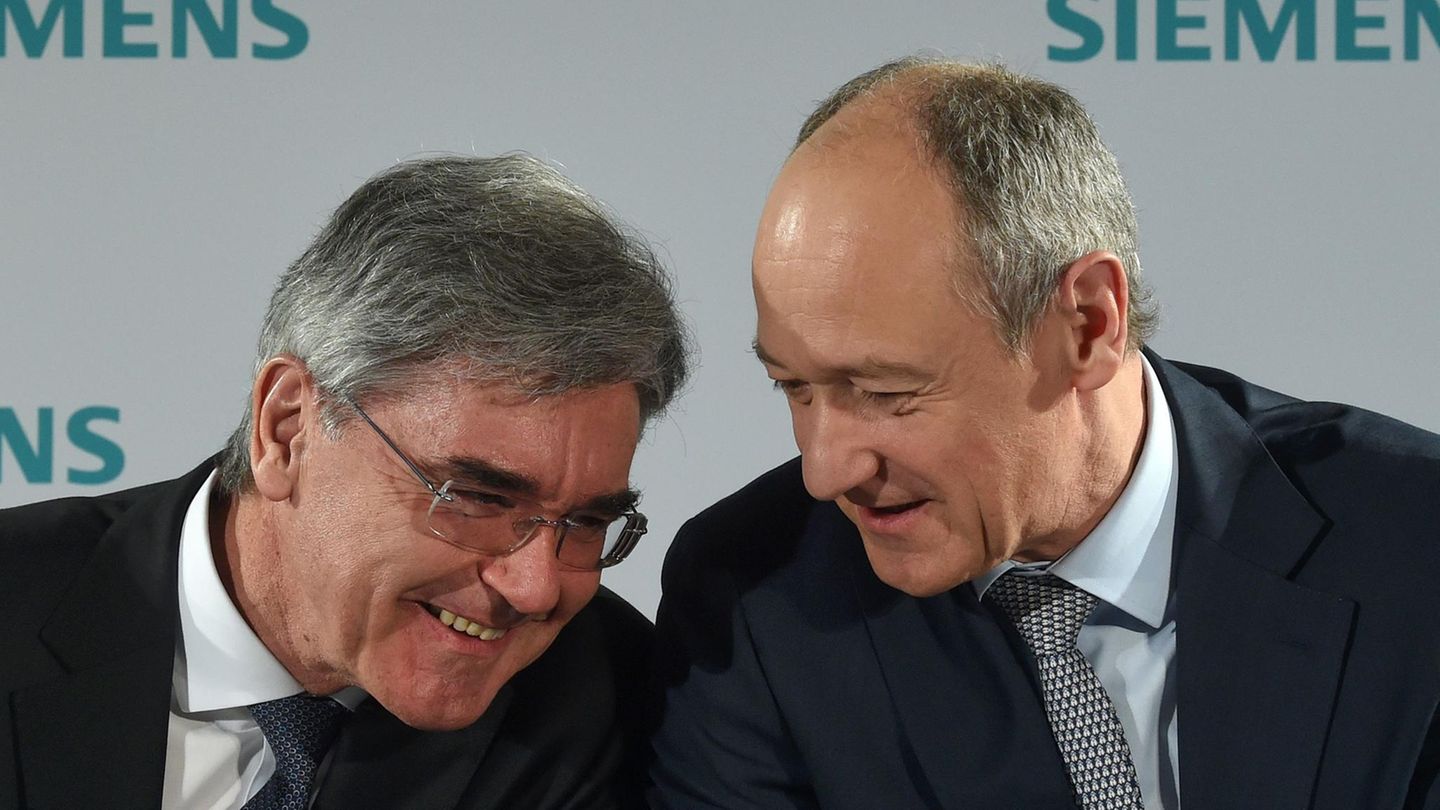 Joe Kaeser (l), Vorstandsvorsitzender von Siemens, und Roland Busch, Stellvertretender Vorstandsvorsitzender