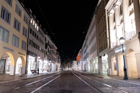 Baden-Württemberg, Freiburg: Die Übersichtsaufnahme zeigt die menschenleere Fußgängerzone in der Innenstadt