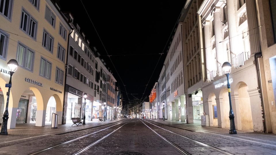 Baden-Württemberg, Freiburg: Die Übersichtsaufnahme zeigt die menschenleere Fußgängerzone in der Innenstadt