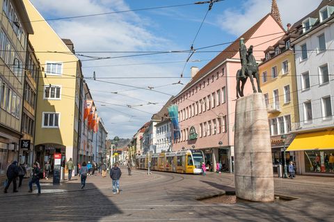 Passanten gehen durch die Freiburger Innenstadt