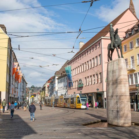 Passanten gehen durch die Freiburger Innenstadt