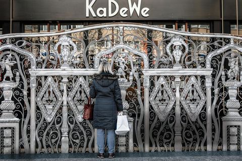 Eine Kundin vor dem geschlossenen Kaufhaus KaDeWe