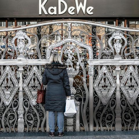 Eine Kundin vor dem geschlossenen Kaufhaus KaDeWe