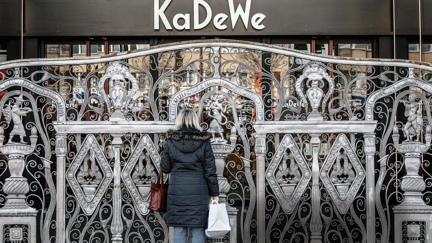 Eine Kundin vor dem geschlossenen Kaufhaus KaDeWe Eine Kundin vor dem geschlossenen Kaufhaus KaDeWe
